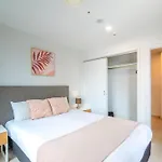 Gorgeous High Floor Skytower View 2 Bedroom Apartment In Auckland Cbd